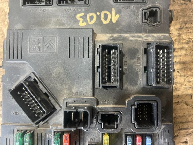 bontott PEUGEOT 206 Biztosítéktábla Utastér