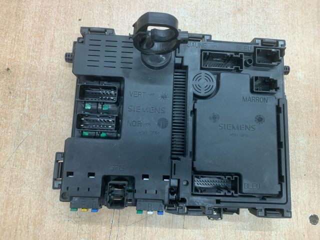 bontott PEUGEOT 206 Biztosítéktábla Utastér