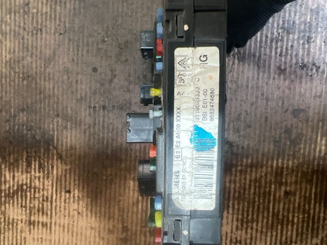 bontott PEUGEOT 206 Biztosítéktábla Utastér