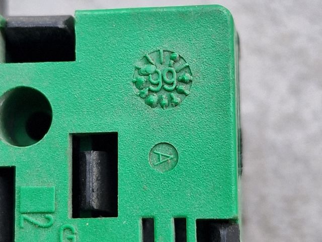 bontott PEUGEOT 206 Biztosítéktábla Utastér