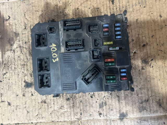 bontott PEUGEOT 206 Biztosítéktábla Utastér