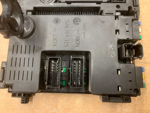 bontott PEUGEOT 206 Biztosítéktábla Utastér