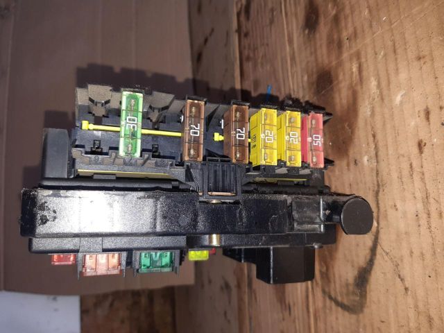 bontott PEUGEOT 206 Biztosítéktábla Utastér