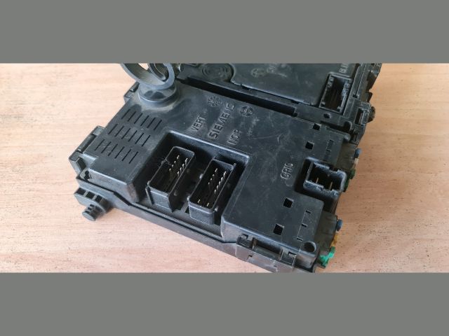 bontott PEUGEOT 206 Biztosítéktábla Utastér