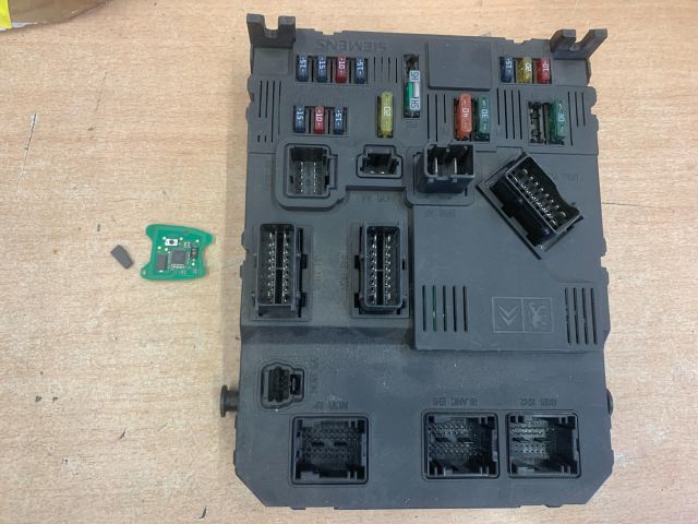 bontott PEUGEOT 206 Biztosítéktábla Utastér