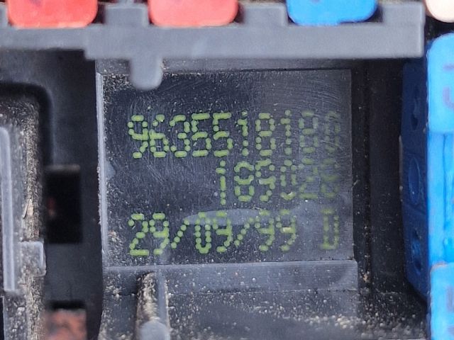 bontott PEUGEOT 206 Biztosítéktábla Utastér