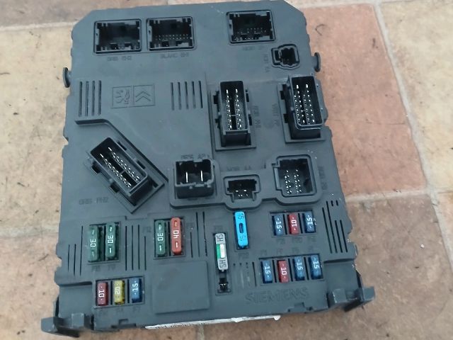 bontott PEUGEOT 206 Biztosítéktábla Utastér