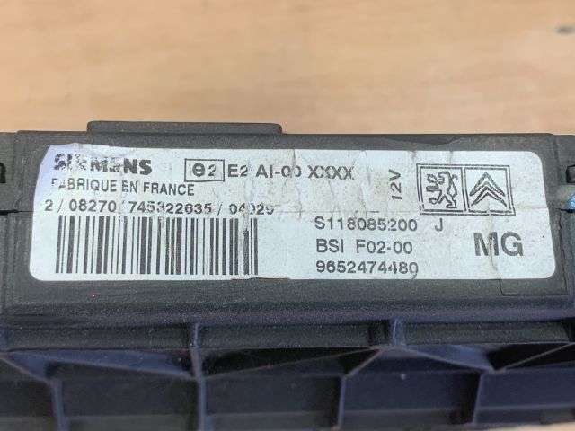 bontott PEUGEOT 206 Biztosítéktábla Utastér