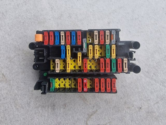 bontott PEUGEOT 206 Biztosítéktábla Utastér