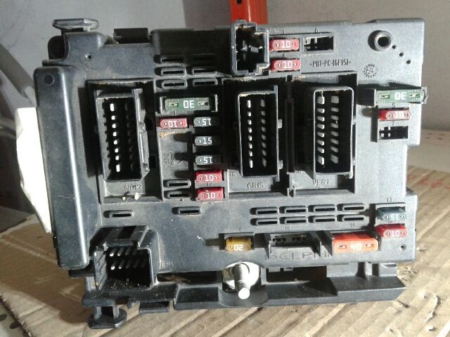 bontott PEUGEOT 206 Biztosítéktábla Utastér