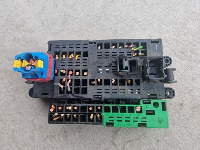 bontott PEUGEOT 206 Biztosítéktábla Utastér