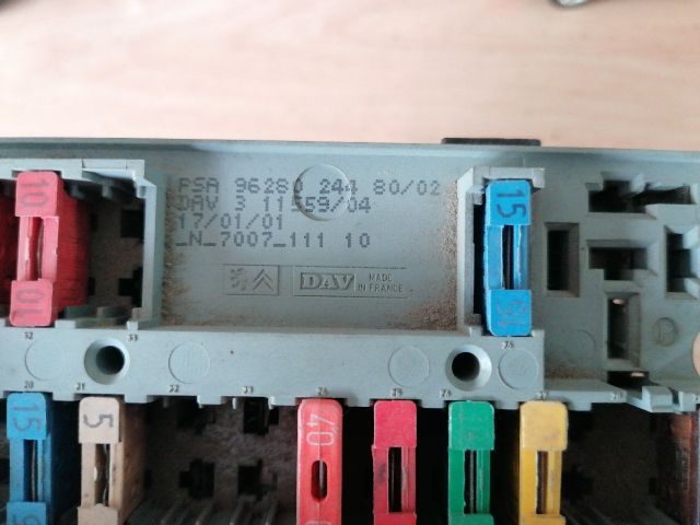 bontott PEUGEOT 206 Biztosítéktábla Utastér