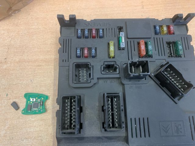 bontott PEUGEOT 206 Biztosítéktábla Utastér