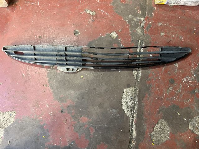 bontott PEUGEOT 206 Első Lökhárító Alsó Középső Díszrács