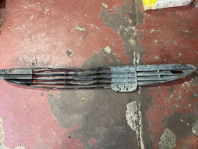 bontott PEUGEOT 206 Első Lökhárító Alsó Középső Díszrács