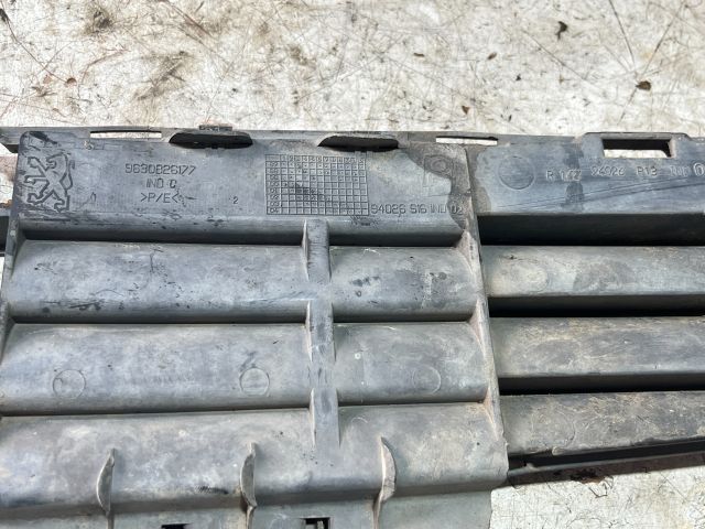 bontott PEUGEOT 206 Első Lökhárító Alsó Középső Díszrács