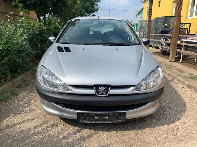 bontott PEUGEOT 206 Első Lökhárító (Üresen)