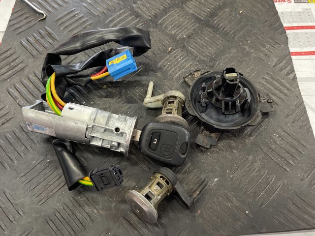 bontott PEUGEOT 206 Gyújtáskapcsoló Házzal