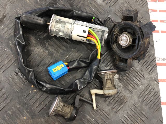 bontott PEUGEOT 206 Gyújtáskapcsoló Házzal