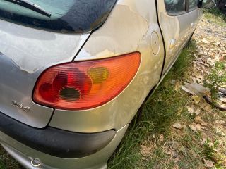 bontott PEUGEOT 206 Jobb első Zárbetét