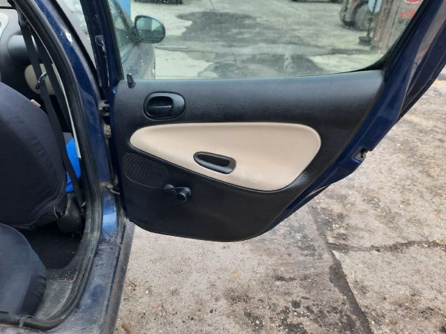 bontott PEUGEOT 206 Jobb hátsó Fejtámla