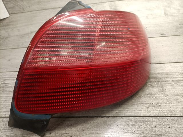 bontott PEUGEOT 206 Jobb Hátsó Lámpa