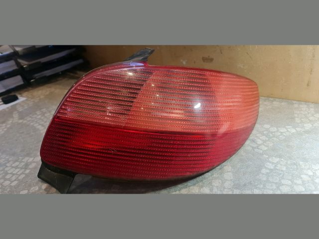 bontott PEUGEOT 206 Jobb Hátsó Lámpa