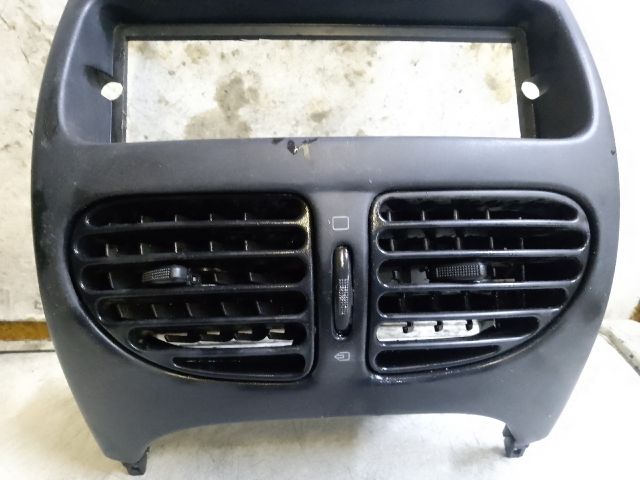 bontott PEUGEOT 206 Középkonzol Keret