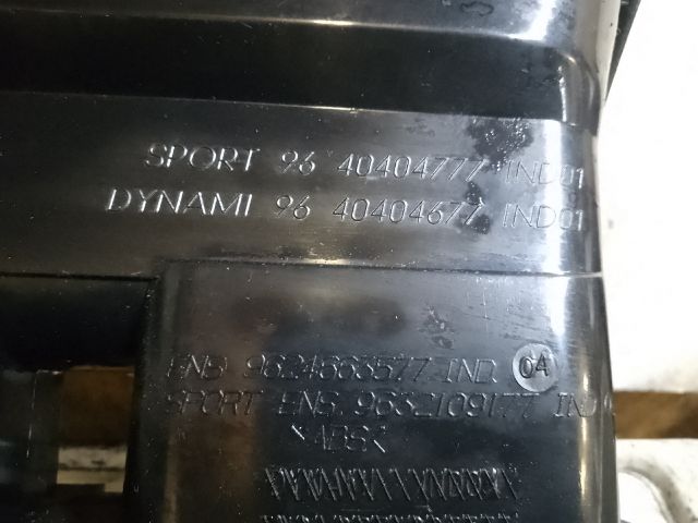 bontott PEUGEOT 206 Középkonzol Keret