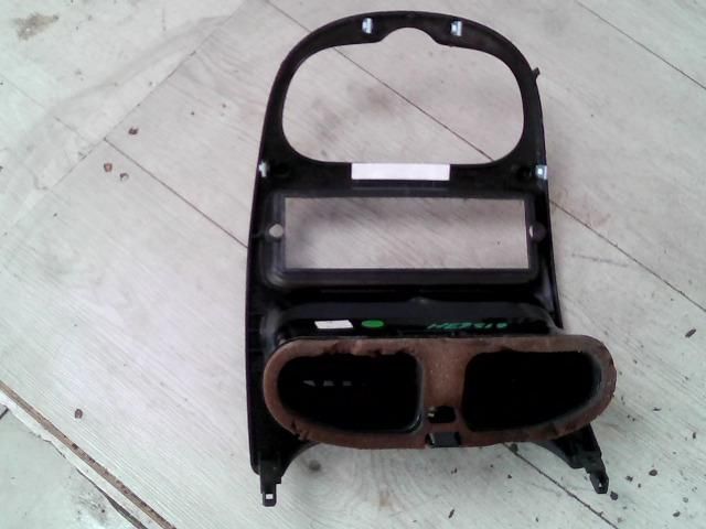 bontott PEUGEOT 206 Középkonzol Keret
