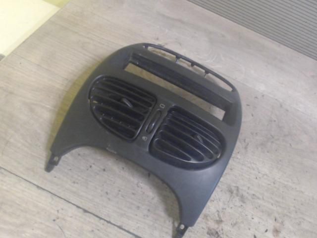 bontott PEUGEOT 206 Középső Szellőző Keret