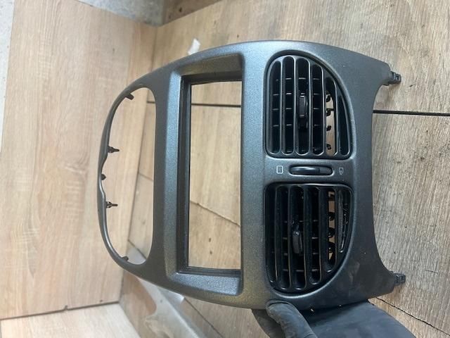 bontott PEUGEOT 206 Középső Szellőző