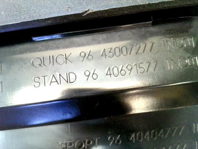 bontott PEUGEOT 206 Középső Szellőző