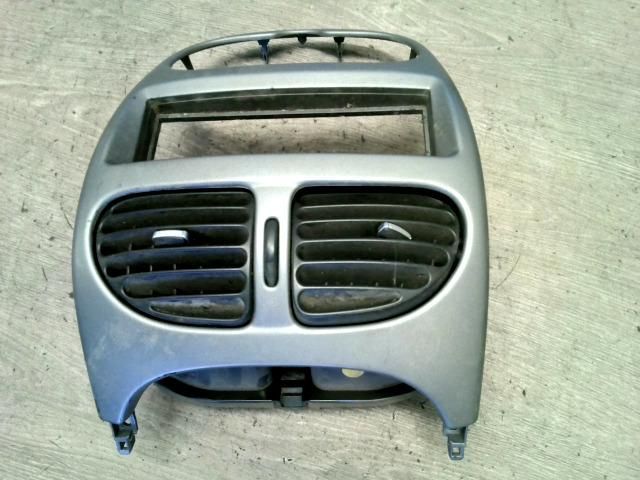 bontott PEUGEOT 206 Középső Szellőző