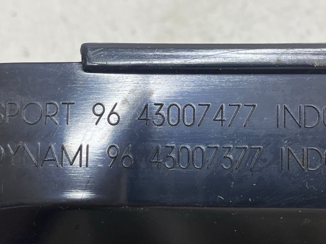 bontott PEUGEOT 206 Középső Szellőző