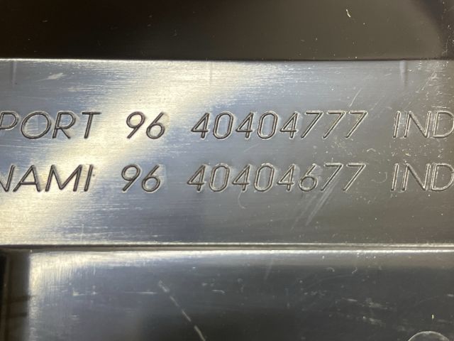 bontott PEUGEOT 206 Középső Szellőző