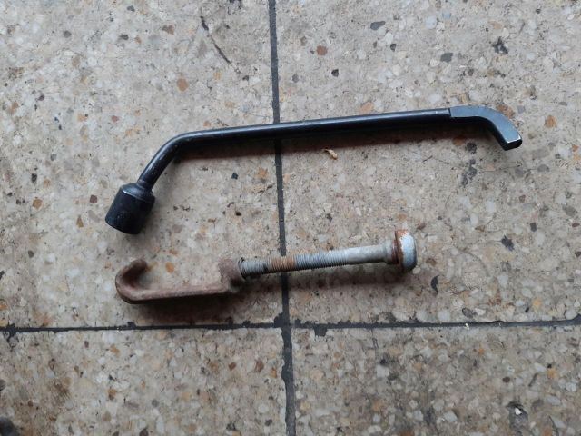 bontott PEUGEOT 206 Pótkerék Tartó