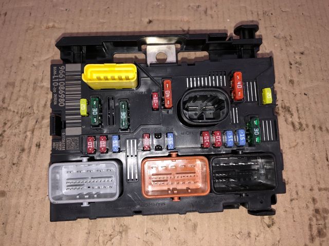 bontott PEUGEOT 207 Biztosítéktábla Motortér