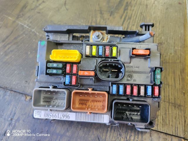 bontott PEUGEOT 207 Biztosítéktábla Motortér