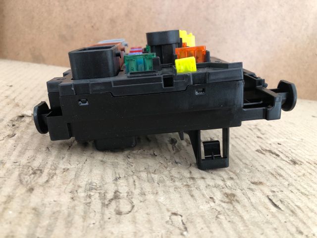 bontott PEUGEOT 207 Biztosítéktábla Motortér