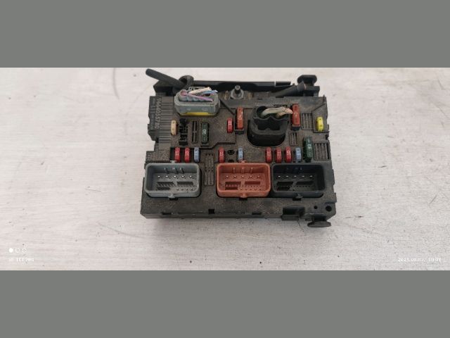 bontott PEUGEOT 207 Biztosítéktábla Motortér