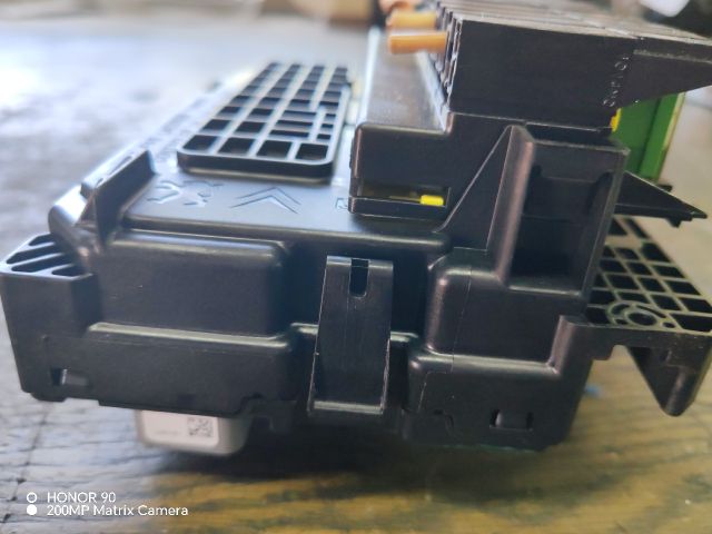 bontott PEUGEOT 207 Biztosítéktábla Motortér