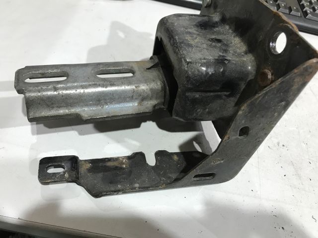 bontott PEUGEOT 207 Motor Tartó Bak (Fém)