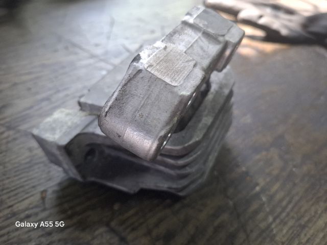 bontott PEUGEOT 207 Motor Tartó Bak (Fém)