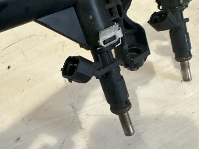 bontott PEUGEOT 207 Porlasztó Sor / Híd