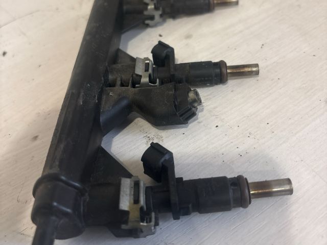 bontott PEUGEOT 207 Porlasztó Sor / Híd