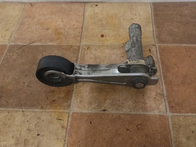 bontott PEUGEOT 207 Szíjfeszítő Görgő