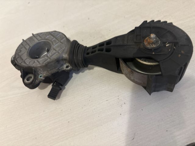 bontott PEUGEOT 207 Szíjfeszítő Görgő