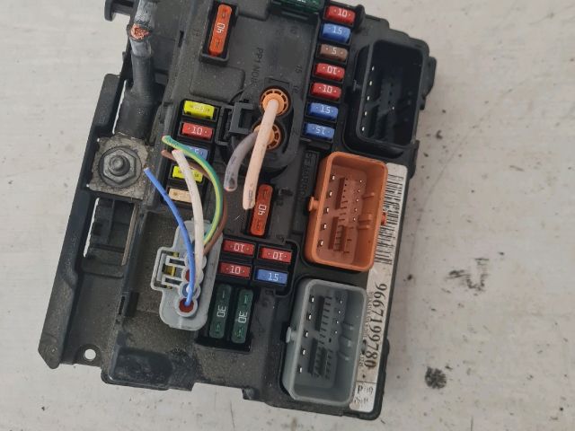 bontott PEUGEOT 207 Biztosítéktábla Motortér