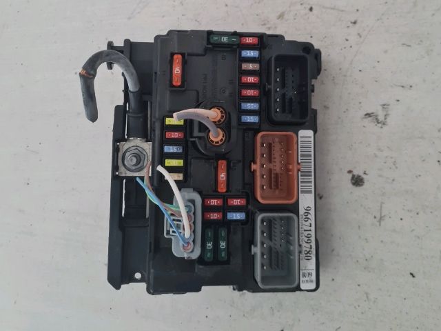 bontott PEUGEOT 207 Biztosítéktábla Motortér